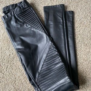 Size medium yahada leather feeling leggings.